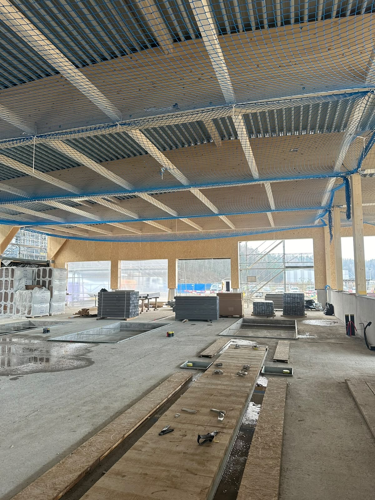 Auffangnetz unter dem Holzdach einer neuen Halle
