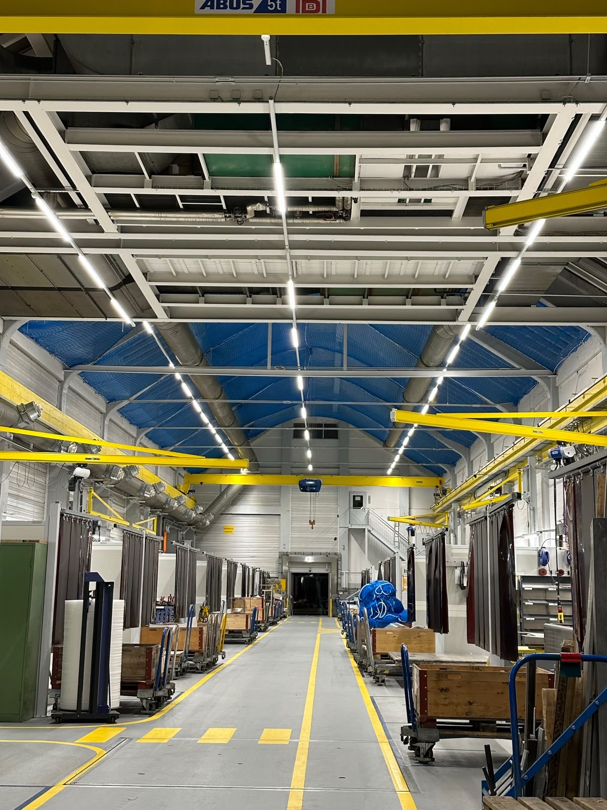 Schutznetze unter der Decke einer Industriehalle in Betrieb