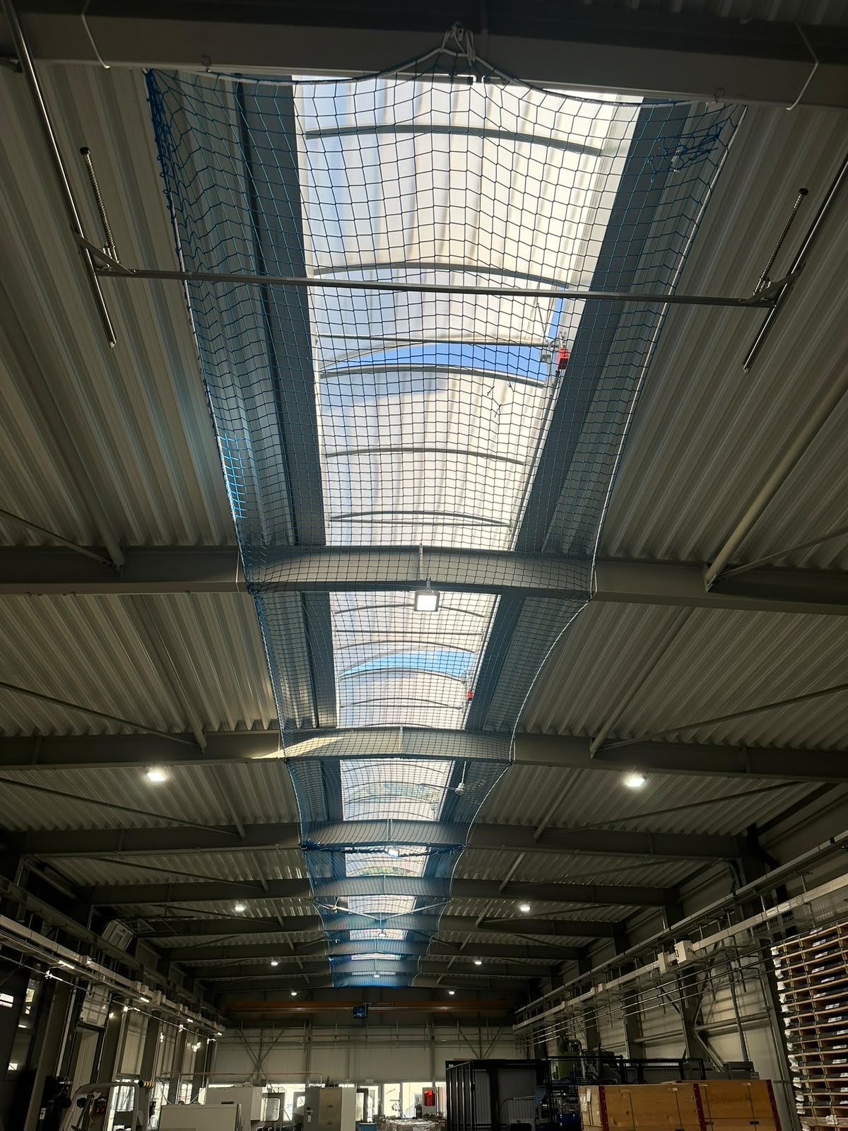 Durchsturzsicherung unter den Oberlichtern einer Industriehalle