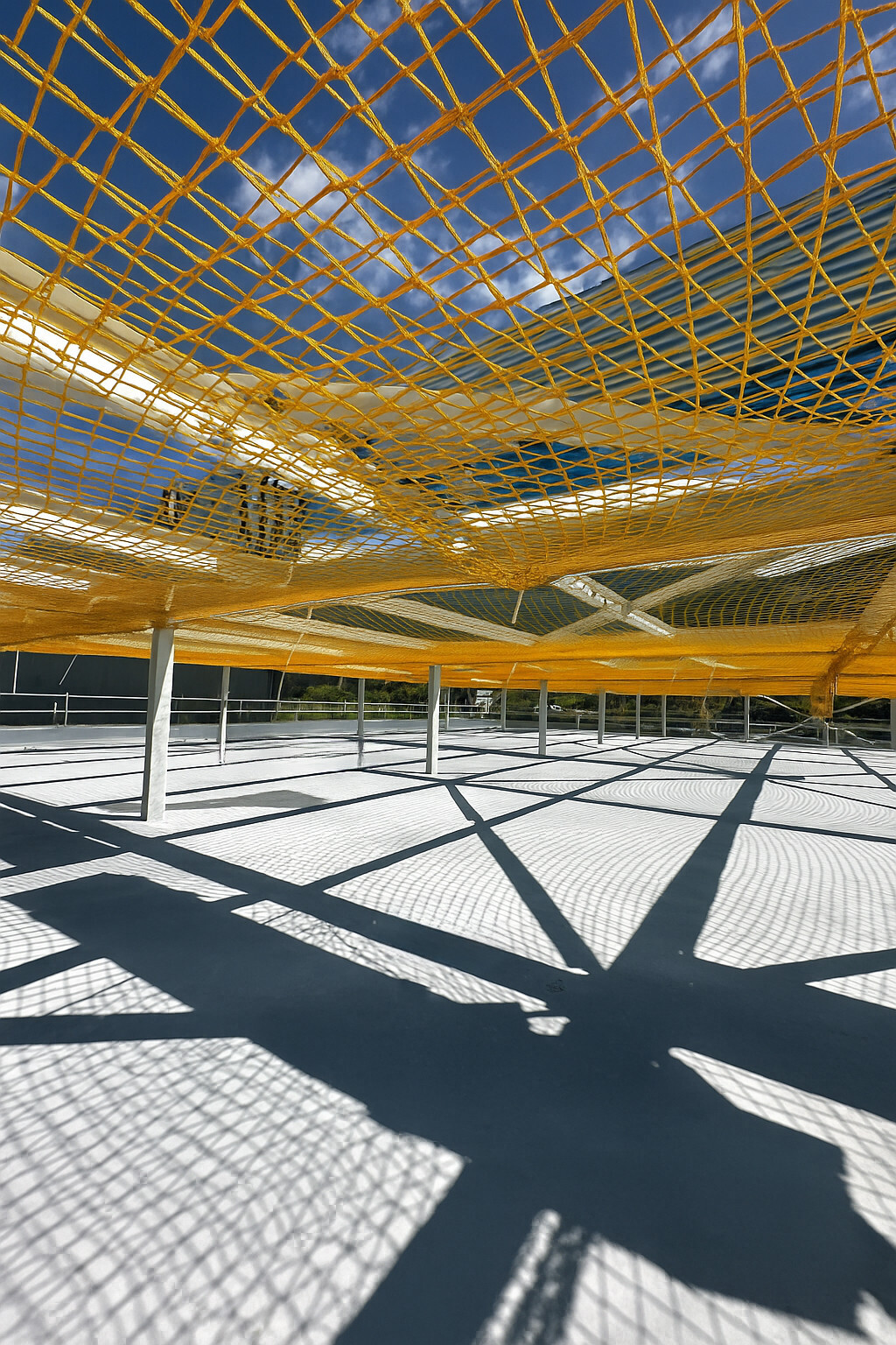 Montiertes Personenauffangnetz zur Absturzsicherung bei großem Stahlbau-Neubau.