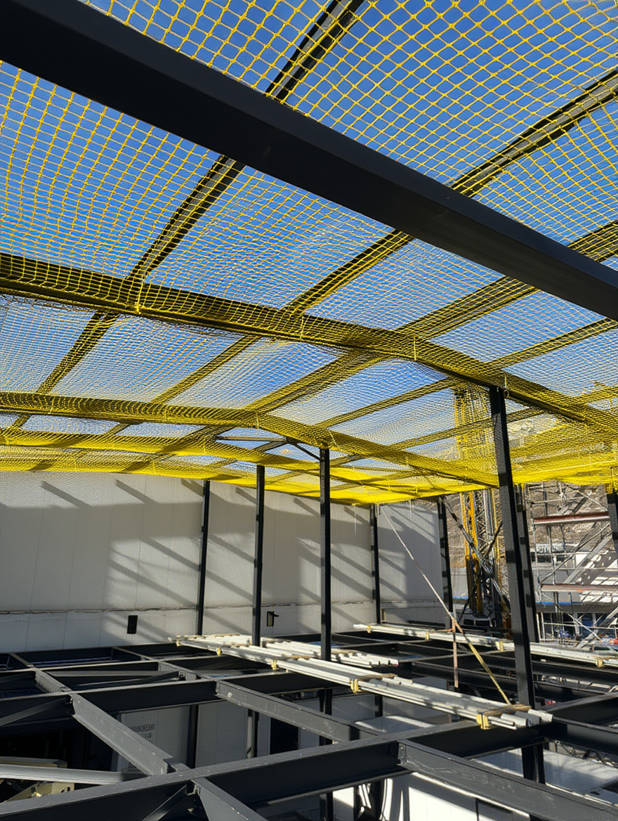 Personenauffangnetz als Balkonsicherung zur Absturzsicherung bei Bau- oder Sanierungsarbeiten.